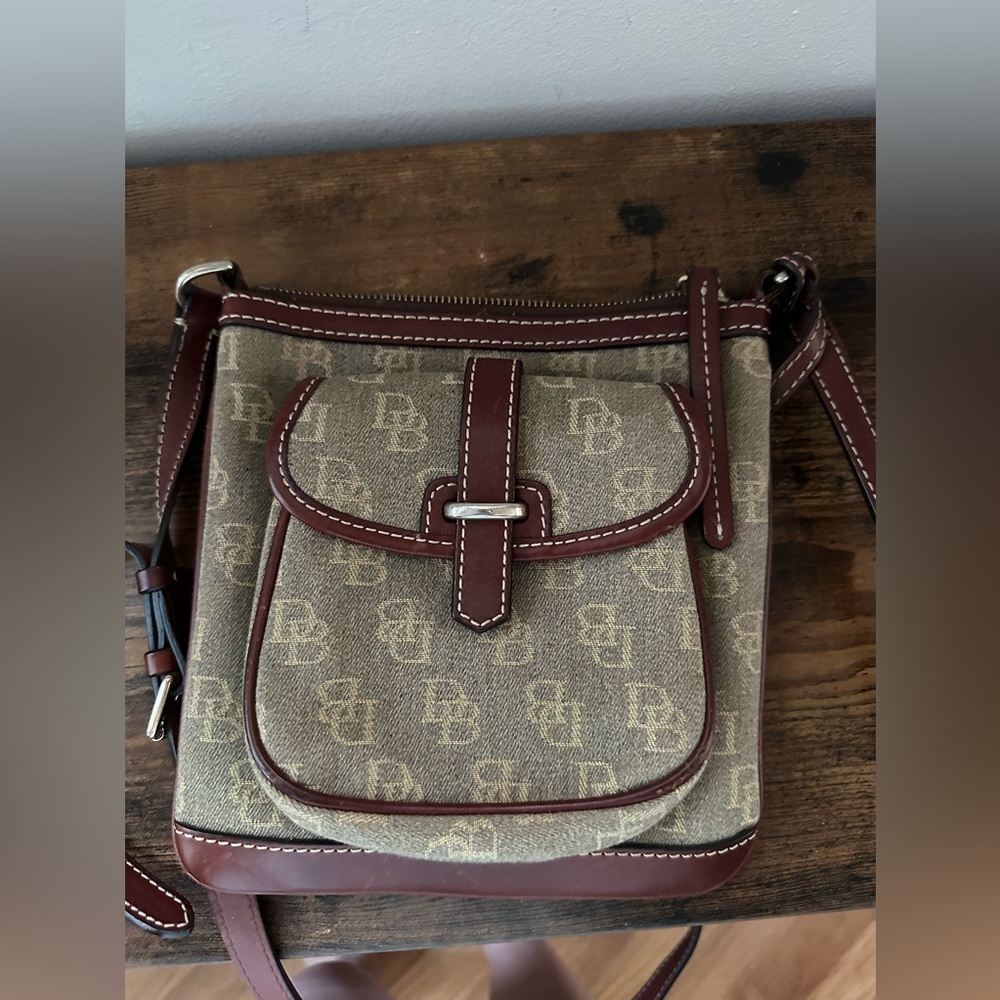 Vintage Dooney and Bourke crossbody bag